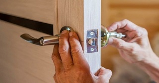 Установка и замена дверной ручки в Сестрорецке от 277 руб. – Мастер24, монтаж фурнитуры, недорого